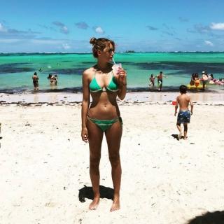 Alba Carrillo dans Bikini [650x650] [85.25 kb]