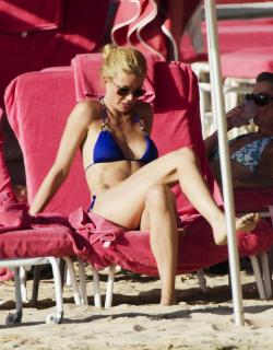 Gwyneth Paltrow in Bikini [1272x1628] [303.89 kb]