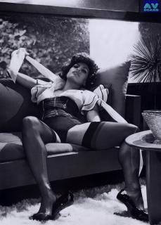 Eva Mendes dans Vogue [1074x1500] [190.33 kb]