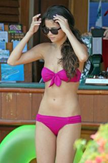 Selena Gomez in Bikini [1067x1600] [134.68 kb]