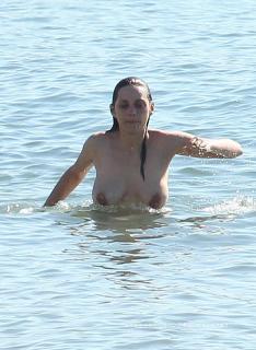 Marion Cotillard dans Topless [1003x1371] [195.64 kb]