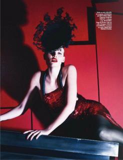 Lara Stone in Vogue [790x1024] [115.93 kb]