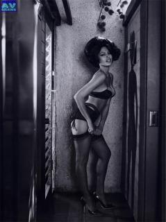 Eva Mendes in Vogue [1123x1500] [188.19 kb]