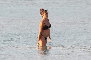 Penélope Cruz in Bikini [3500x2333] [591.39 kb]