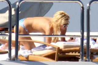 Paris Hilton in Topless [900x600] [84.57 kb]