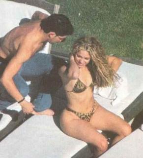Shakira en Bikini [477x523] [36.04 kb]
