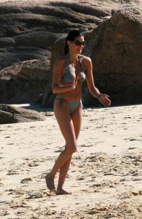 Teri Hatcher in Bikini [1755x2699] [669.81 kb]