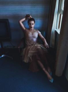 Emilia Clarke in Vogue [1298x1754] [339.62 kb]
