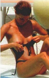 Martina Colombari in Topless [412x644] [36.1 kb]