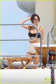 Selena Gomez in Bikini [817x1222] [83.92 kb]