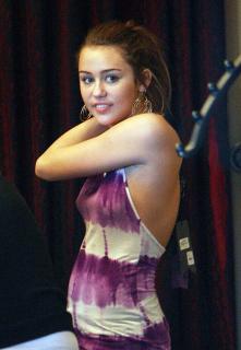 Miley Cyrus [967x1399] [234.07 kb]