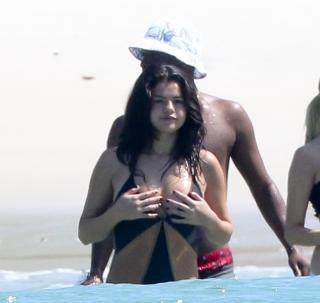 Selena Gomez na Bikini [800x758] [82.21 kb]