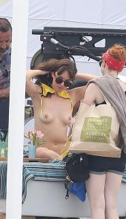 Dakota Johnson dans Topless [2000x3445] [788.12 kb]