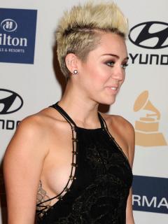 Miley Cyrus [900x1200] [121.76 kb]