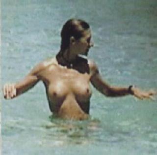 Mónica Pont dans Topless [389x383] [16.46 kb]