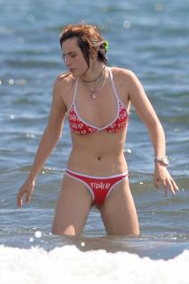 Bella Thorne dans Bikini [2133x3200] [622.36 kb]