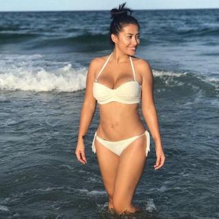 Giselle Calderón dans Bikini [700x700] [76.57 kb]