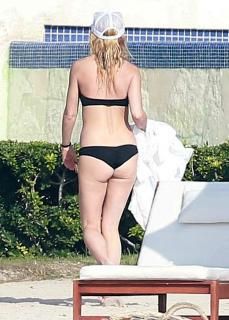 Gwyneth Paltrow dans Bikini [2155x3000] [641.49 kb]