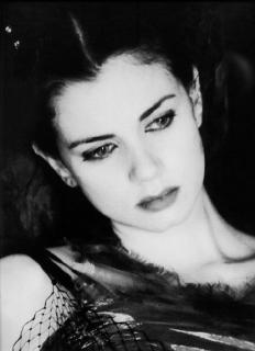 Mia Kirshner [419x576] [42.18 kb]