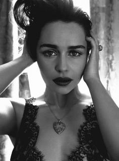 Emilia Clarke en Vogue [1298x1754] [358.17 kb]
