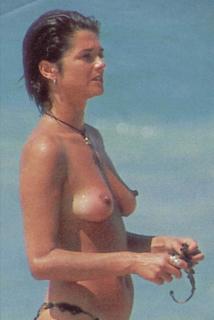 Araceli González in Topless [900x1340] [102.4 kb]