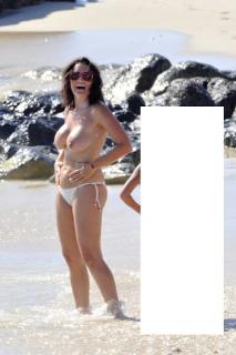 Silvia Abril in Topless [427x640] [56.01 kb]