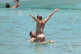 Margot Robbie en Bikini [2400x1600] [726.77 kb]