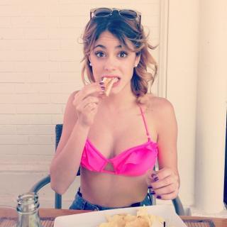 Tini Stoessel dans Bikini [612x612] [72.47 kb]