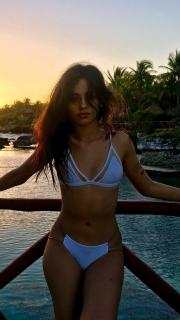 Camila Cabello en Bikini [1200x2133] [426.82 kb]