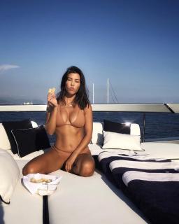 Kourtney Kardashian in Bikini [1080x1350] [169.31 kb]