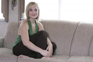 Allison Mack [3000x2000] [819.63 kb]