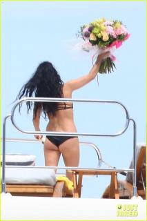 Selena Gomez in Bikini [817x1222] [77.52 kb]