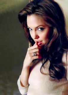 Angelina Jolie [718x1000] [99.46 kb]