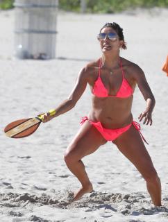 Eva Longoria dans Bikini [2273x3000] [945 kb]
