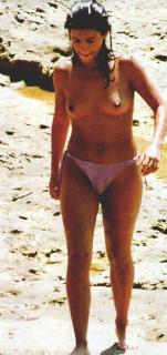 Mónica Cruz in Topless [425x900] [70.4 kb]