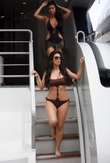 Kim Kardashian [2236x3300] [423.94 kb]