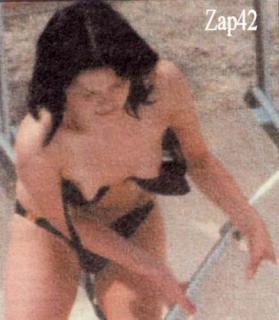 Andrea Corr dans Topless [437x500] [27.5 kb]