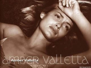 Amber Valletta [1024x768] [121.87 kb]