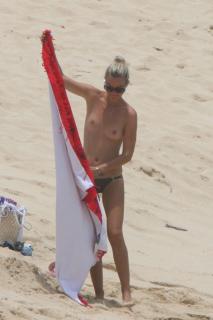 Laeticia Hallyday in Topless [1280x1920] [434.76 kb]
