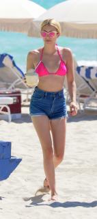 Emma Roberts na Bikini [1334x3000] [557.01 kb]