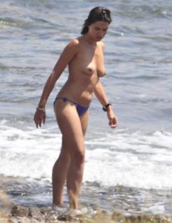 Marta Fernández Vázquez in Topless [423x550] [29.5 kb]