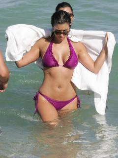 Kim Kardashian en Bikini [1200x1599] [188.72 kb]