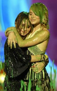Mary-Kate y Ashley Olsen [1394x2200] [410.74 kb]