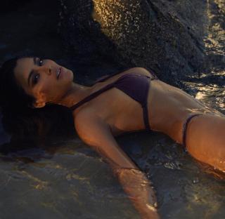Ariadna Gutiérrez dans Bikini [1080x1055] [154.93 kb]