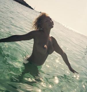 Marlene Mourreau in Topless [820x864] [125.48 kb]