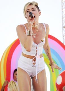 Miley Cyrus [2156x3000] [409.38 kb]