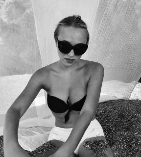 Chloé Jouannet in Bikini [1080x1197] [390.88 kb]