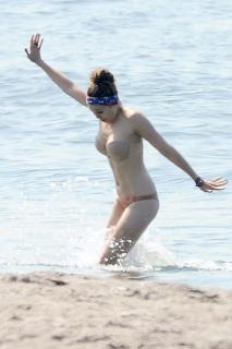 Elizabeth Olsen dans Bikini [656x984] [63.87 kb]