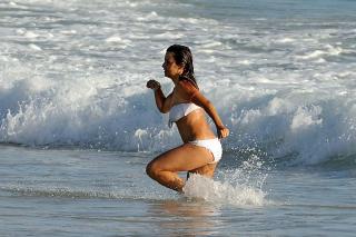 Mónica Cruz dans Bikini [1613x1075] [379.59 kb]