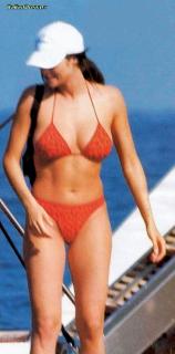 Manuela Arcuri in Bikini [600x1212] [67.16 kb]